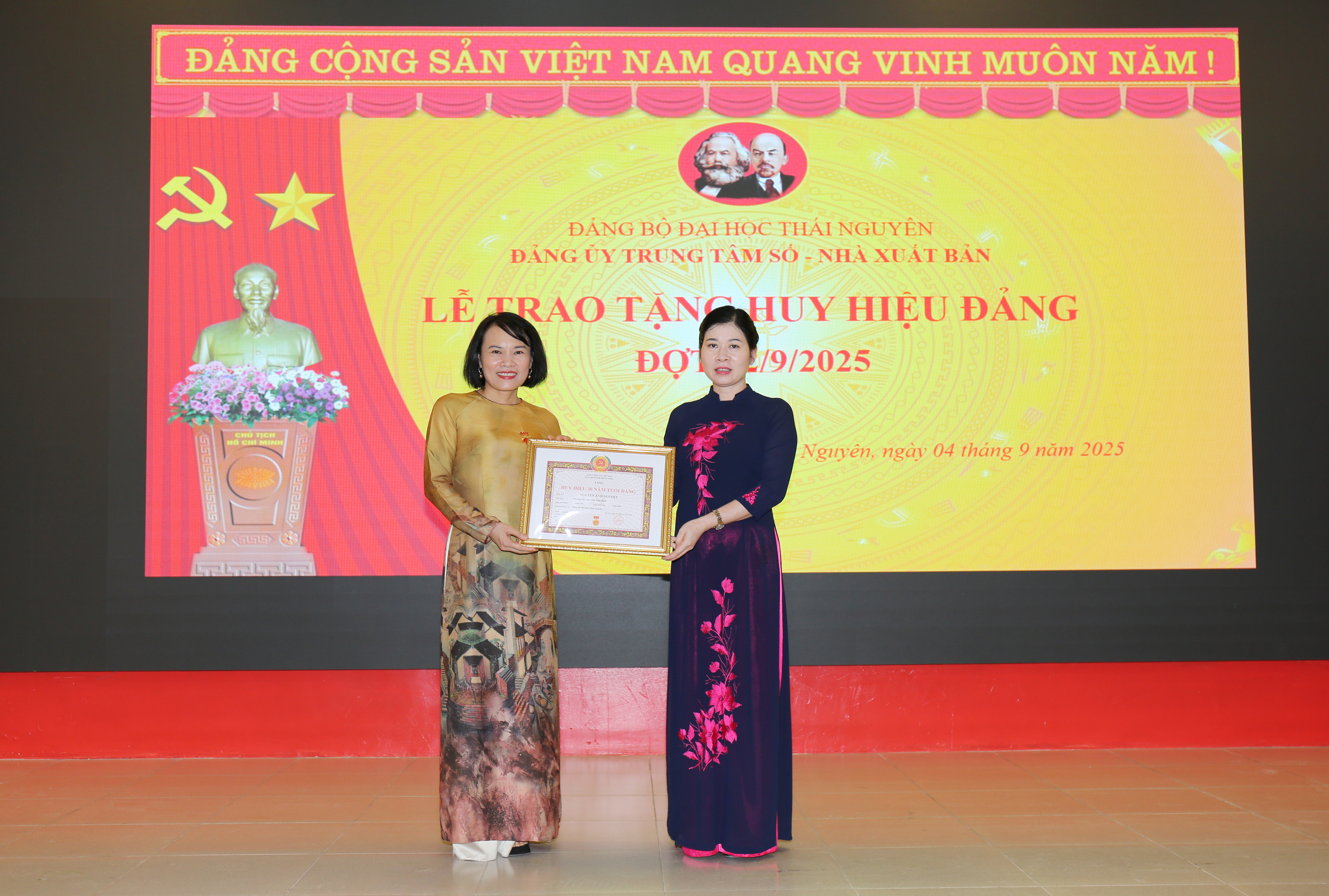 Đ/c Nguyễn Ánh Nguyệt được trao tặng huy hiệu 30 năm tuổi Đảng